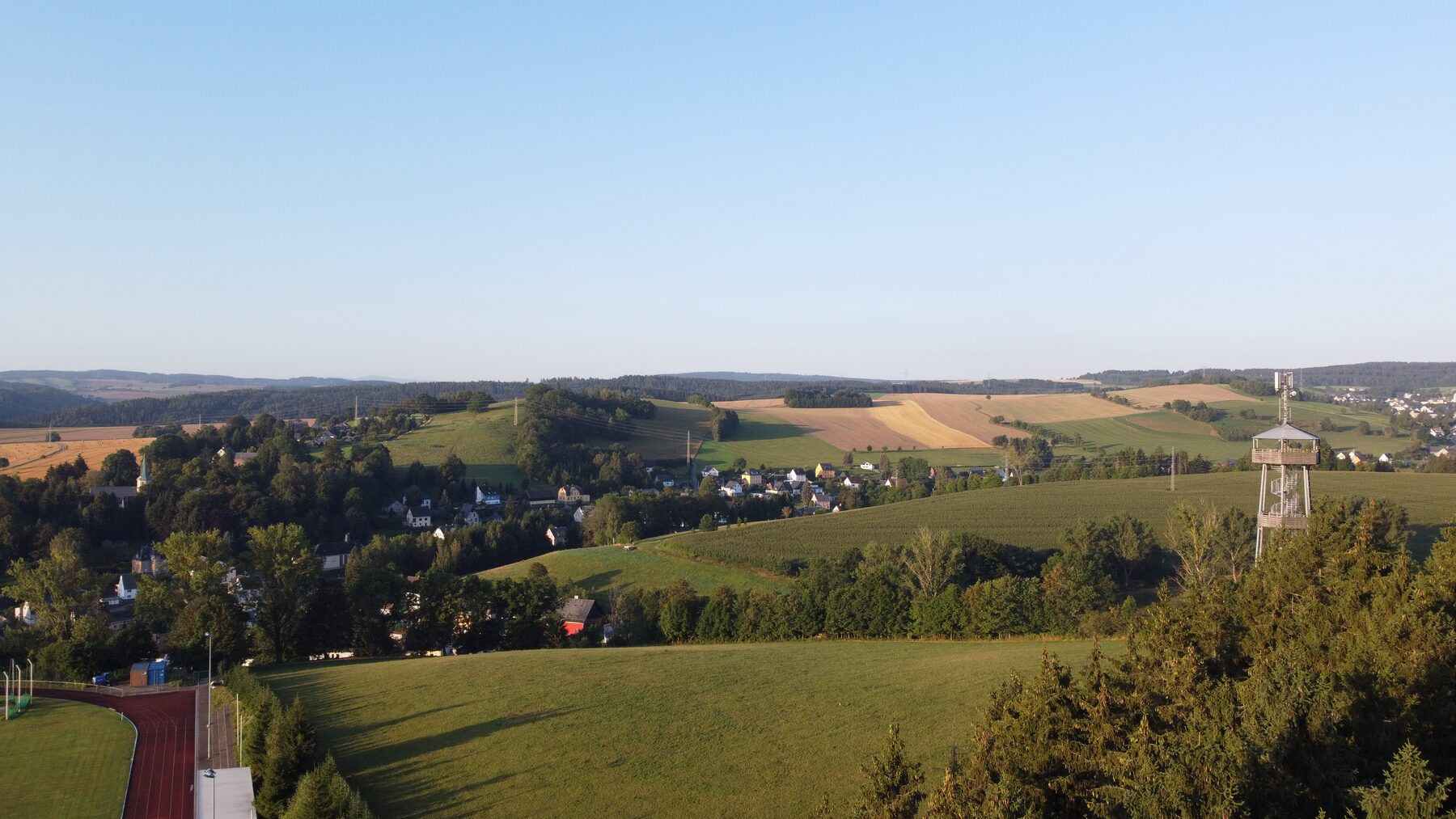 Panoramablick mit Aussichtsturm am Rundweg auf dem Kegelsberg