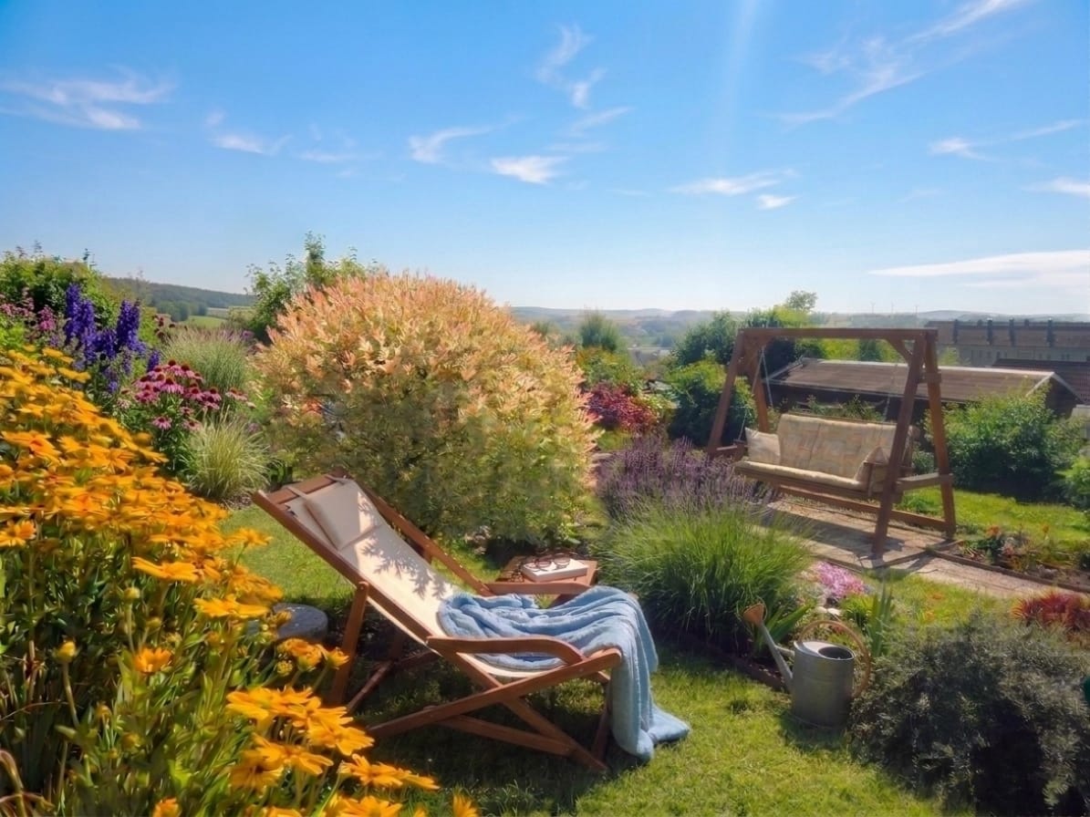 Blühender Kleingarten mit Liegestuhl und Gartenschaukel am Kegelsberg